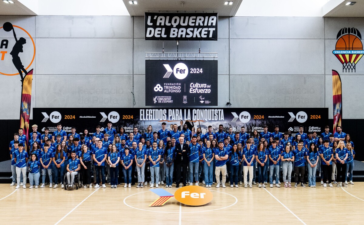 Foto de familia de los deportistas apoyados por el Proyecto FER